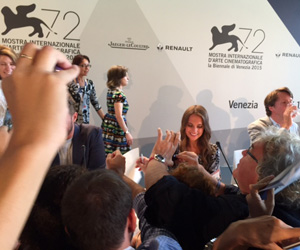 02-alicia_vikander_meets_fans.jpg