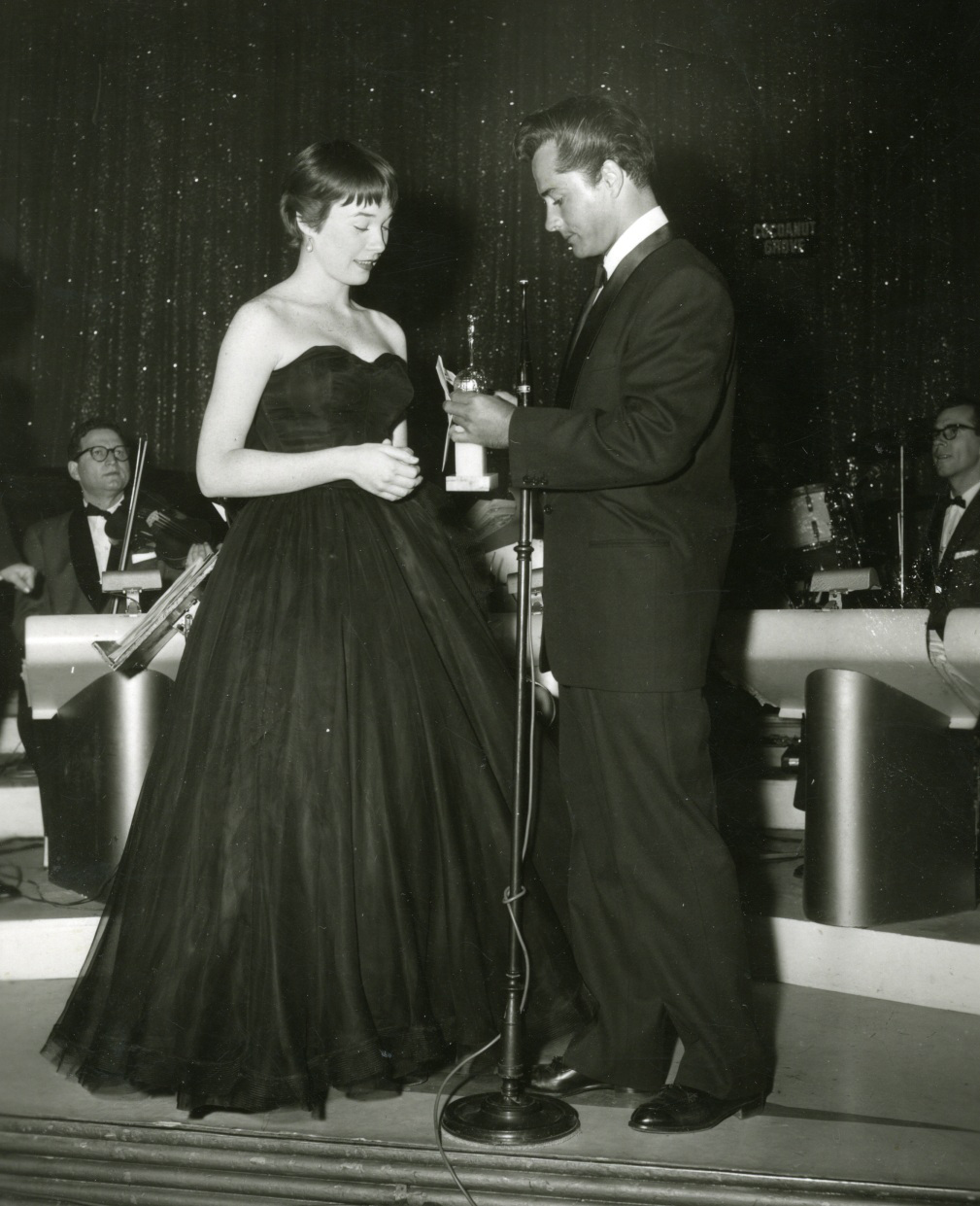 Golden Globe Moment: Shirley MacLaine, 1959 - Golden Globes