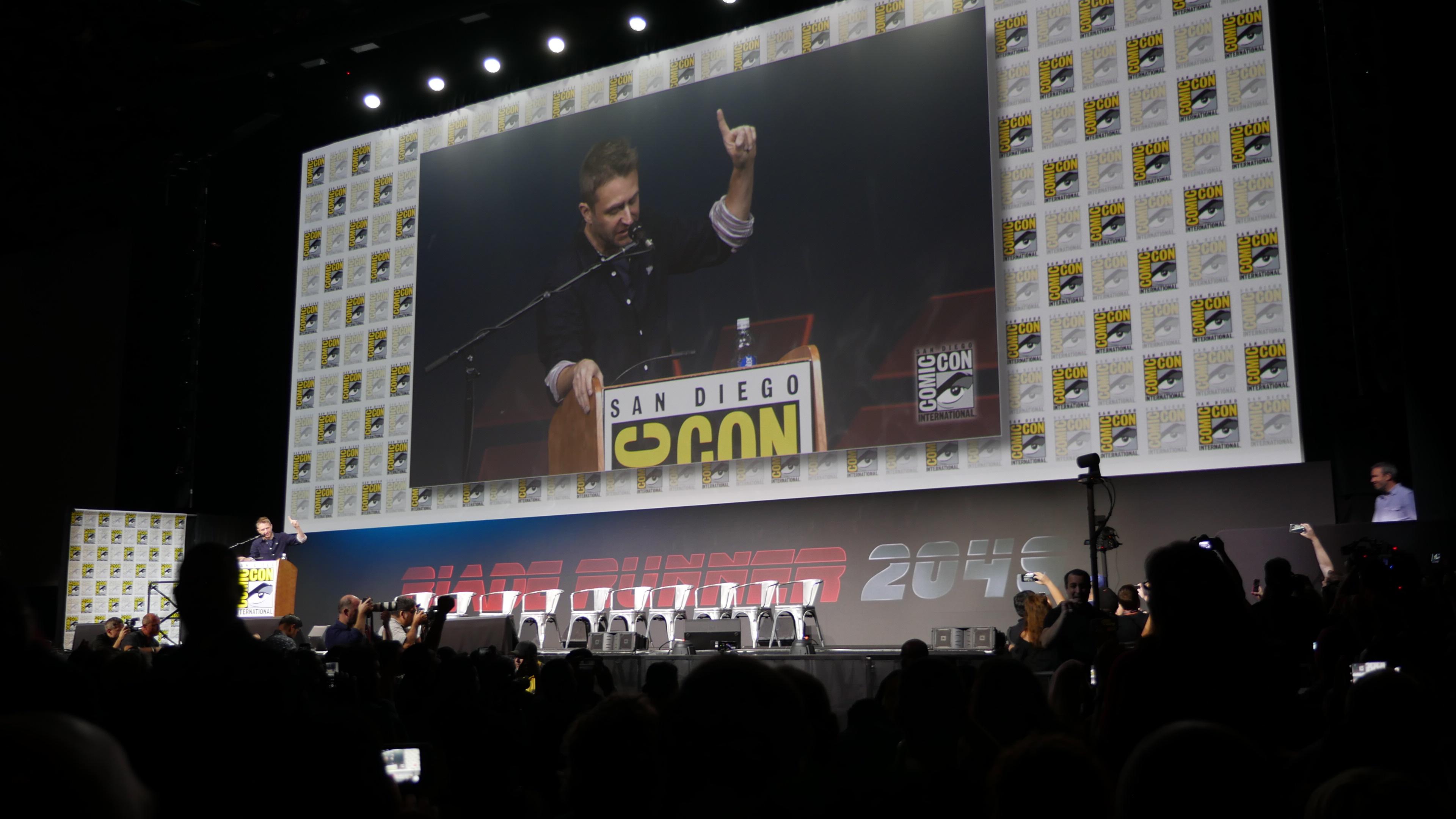 chris_hardwick_does_the_honors_as_master_of_nerdimonies_for_the_wb_panel