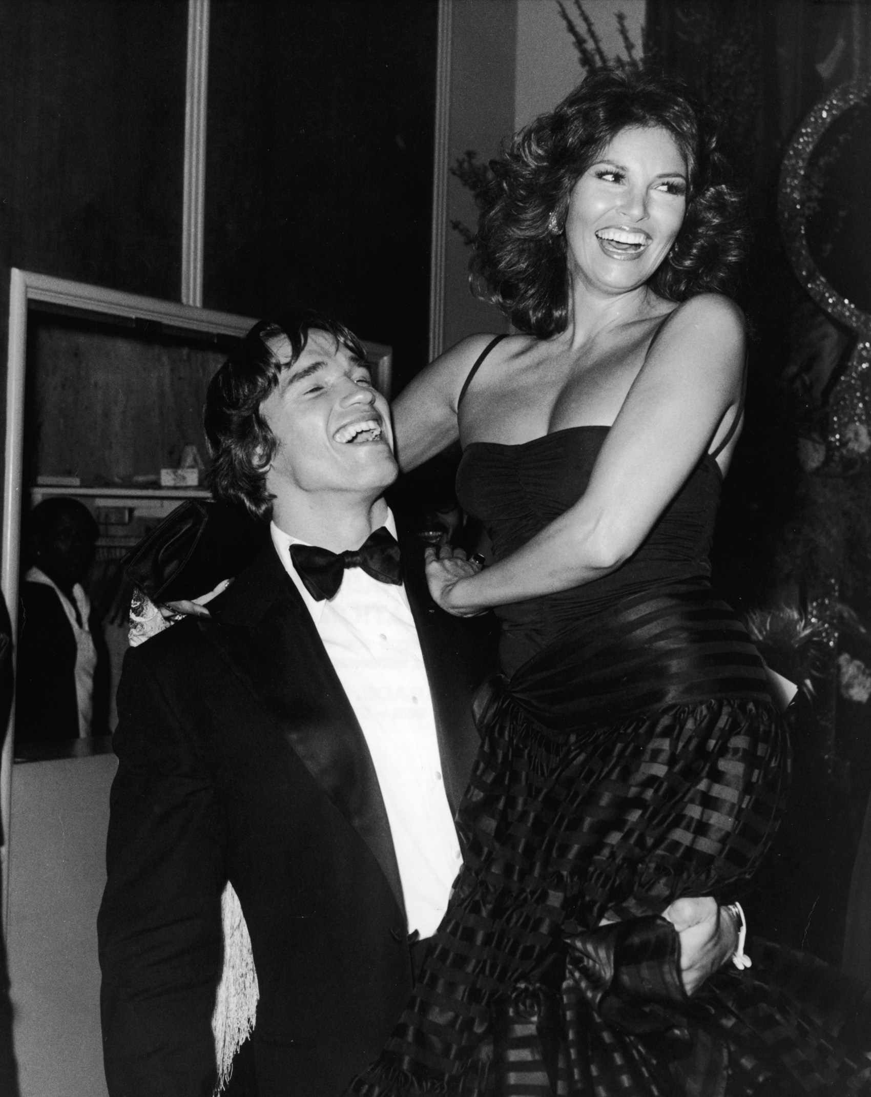 Schwarzenegger Holds Raquel Welch At Golden Globes
