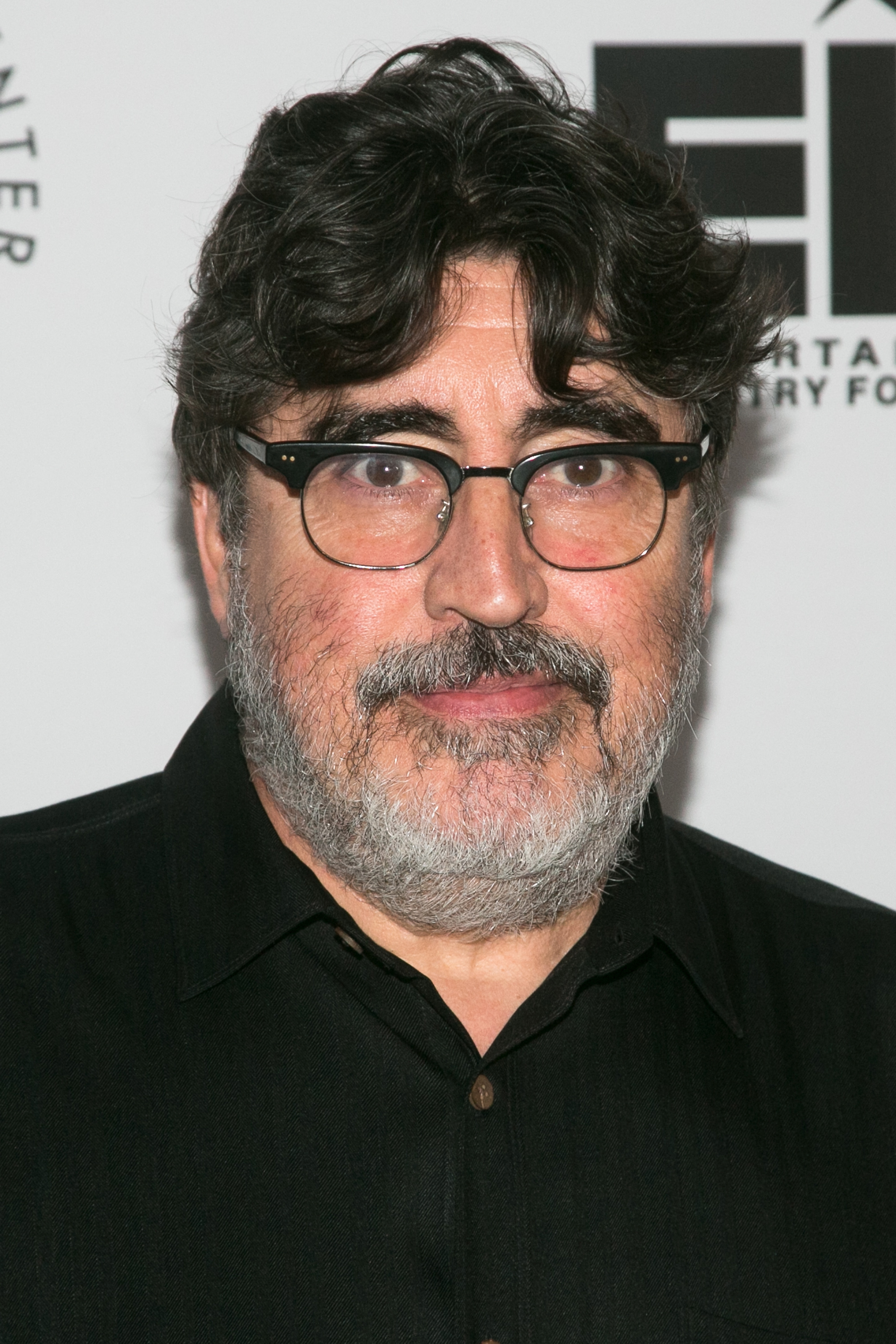 𝕄𝕦𝕟𝕕𝕠 𝕕𝕒 𝟟ª 𝔸𝕣𝕥𝕖 - O ator Alfred Molina tem 68 anos, e