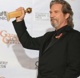 Actor Jeff Bridges poses with his award