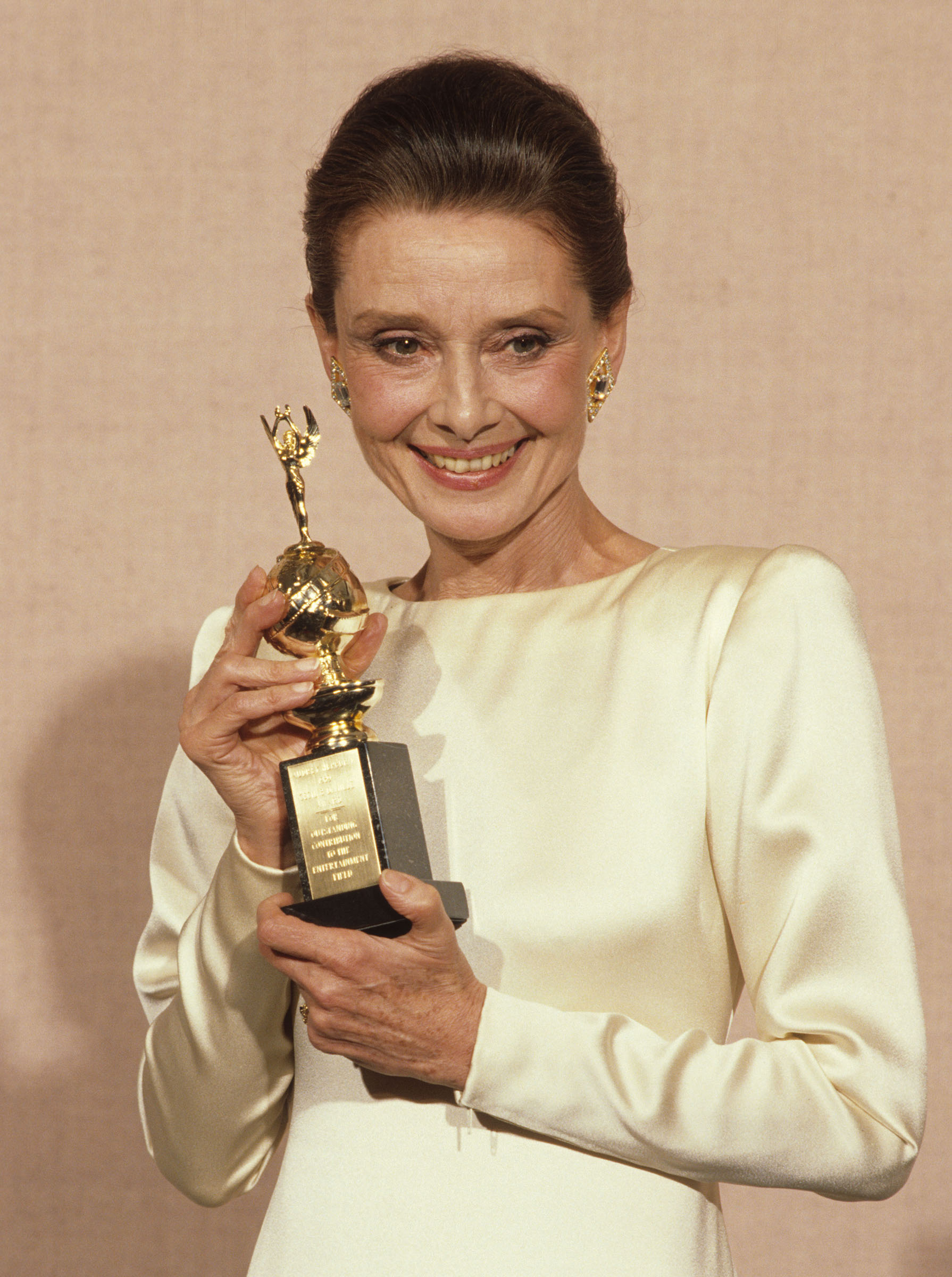 Audrey Hepburn in 1990 with the Cecil B. deMille Award