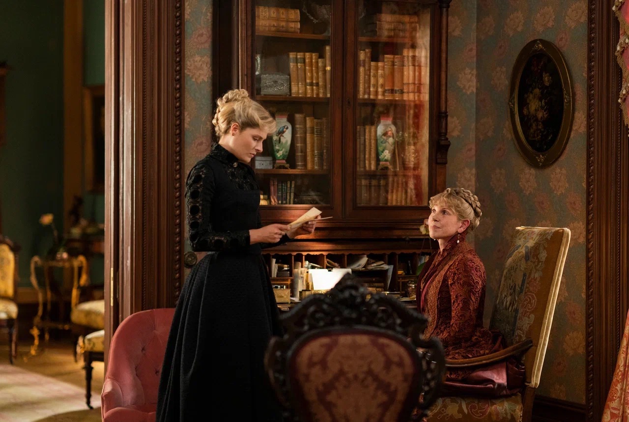 Marian Brook (Louisa Jacobson) and her aunt Agnes van Rhijn (Christine Baranski). 