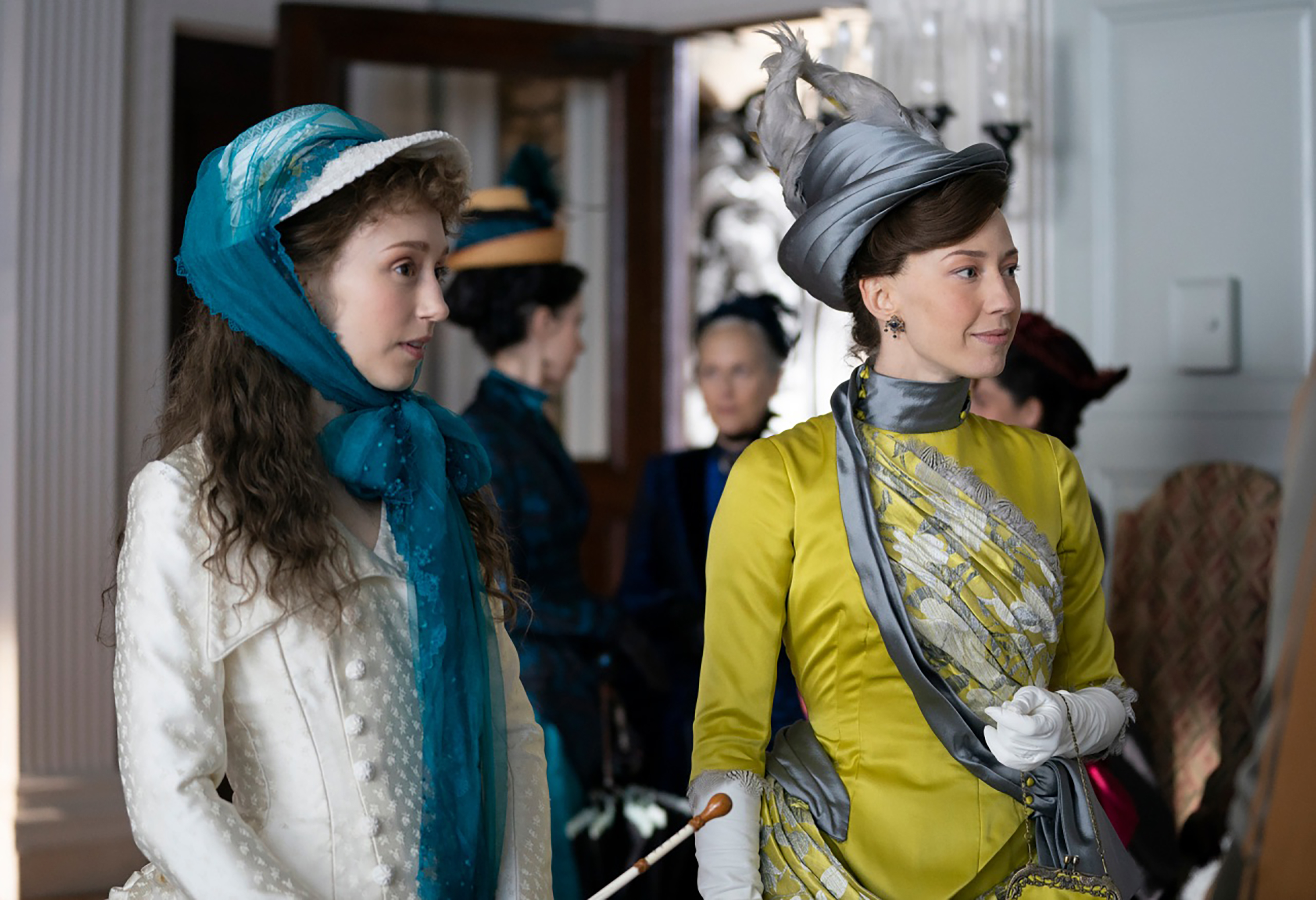Gladys Russell (Taissa Farmiga) and Bertha Russell (Carrie Coon). 