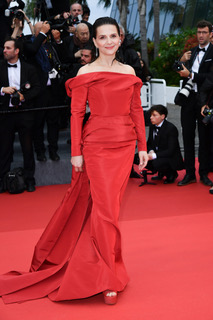 Juliette Binoche wore an elegant off-the-shoulder fitted Dior. The red silk’s simplicity belying the intricate tailoring.