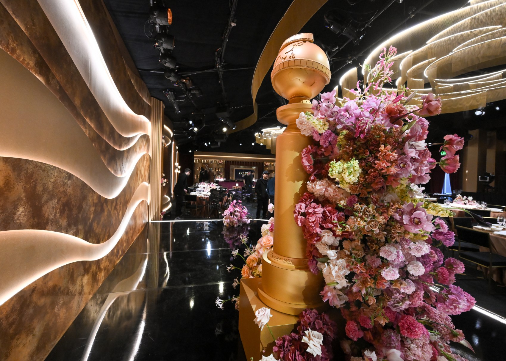 Golden Eve: The Golden Globes Honor Helen Mirren & Sarah Jessica Parker